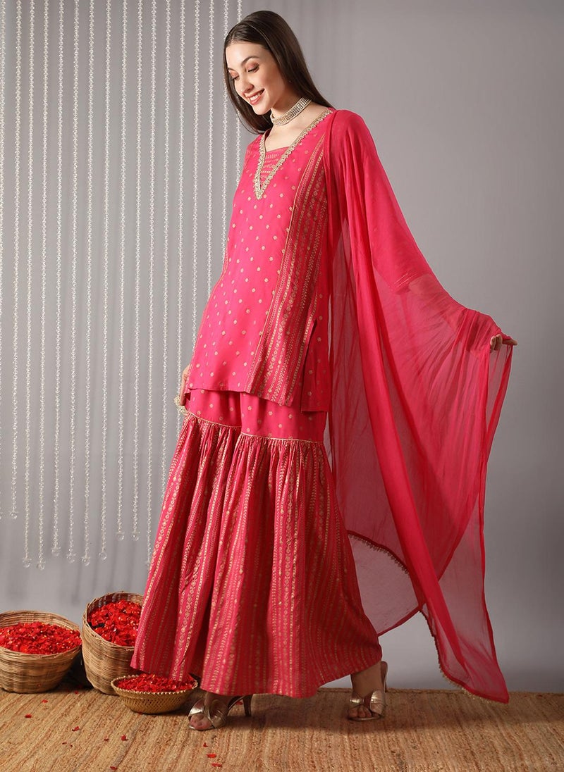 جلو باص طقم كورتا نسائي مطرز باللون الوردي بياقة على شكل حرف  وطبعة ذهبية مع شالار ودوباتا للمناسبات - Image 3